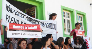 Os professores e funcionários de escolas municipais fazem manifestação em frente a prefeitura